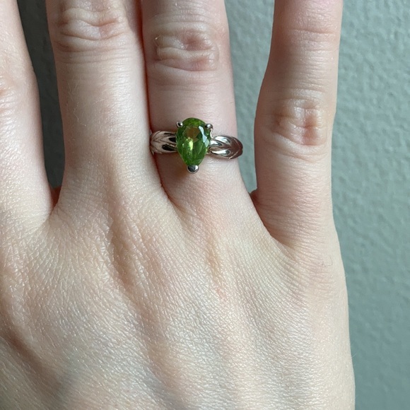 Gorgeous Vintage Silver Ring with Green Gemstone - Picture 7 of 9